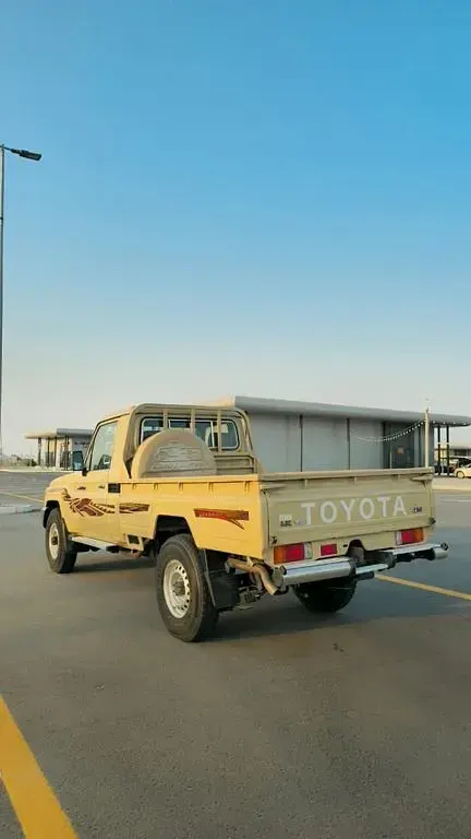 Neu Toyota Land Cruiser 194 PS (142 kW) 2026 Beige Pickup