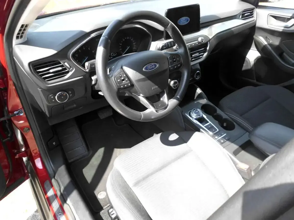 Gebraucht Ford Focus Titanium 125 PS (91 kW) 2019 Rubyrot (metallic) Kombi