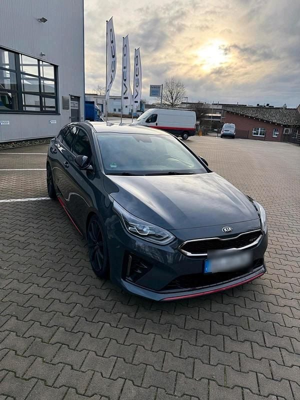 Grau Gebraucht 2019 Kia ProCeed GT Kleinwagen | 19.500 € (Guter Preis) - Bild 1/4