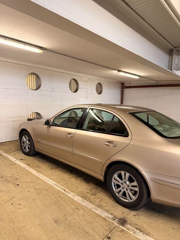 Gebraucht Mercedes E220 Elegance 150 PS (110 kW) 2002 Gold Limousine