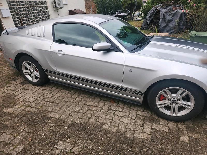 Silber Gebraucht 2013 Ford Mustang Coupé | 24.000 € - Bild 1/4