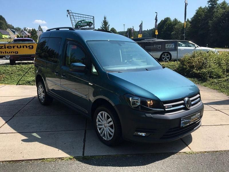 Grün Gebraucht 2019 VW Caddy Trendline Van / Kleinbus | 19.790 € (Teuer) - Bild 1/4