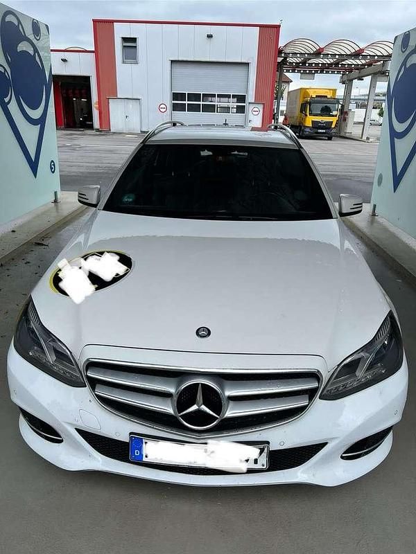 Weiß Gebraucht 2013 Mercedes E200 Avantgarde Kombi | 9.500 € - Bild 1/4