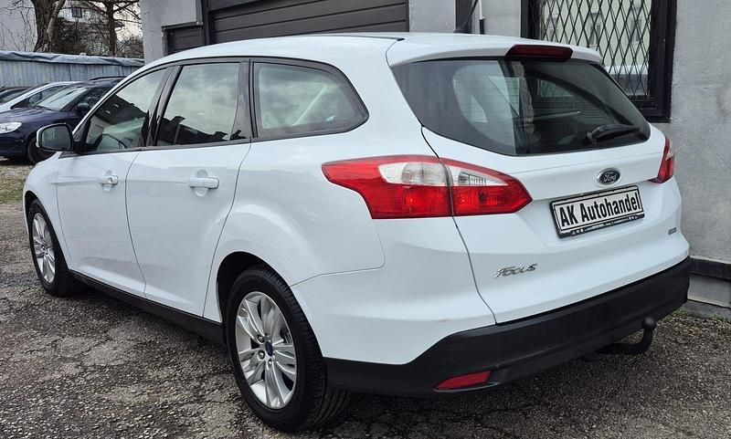 Gebraucht Ford Focus Trend 101 PS (74 kW) 2014 Weiß Kombi