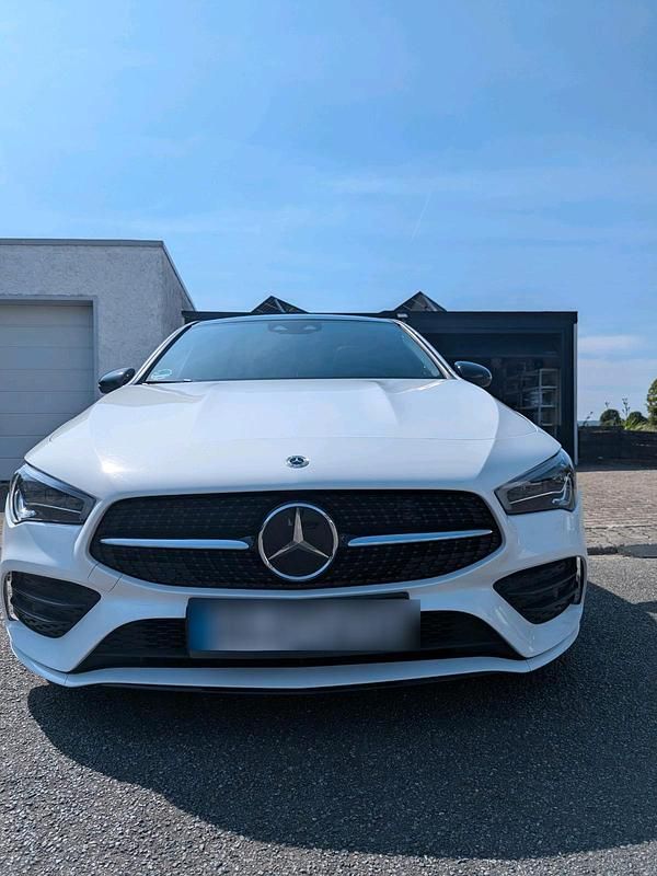 Weiß Gebraucht 2021 Mercedes CLA200 Shooting Brake AMG Kombi | 29.850 € (Teuer) - Bild 1/4