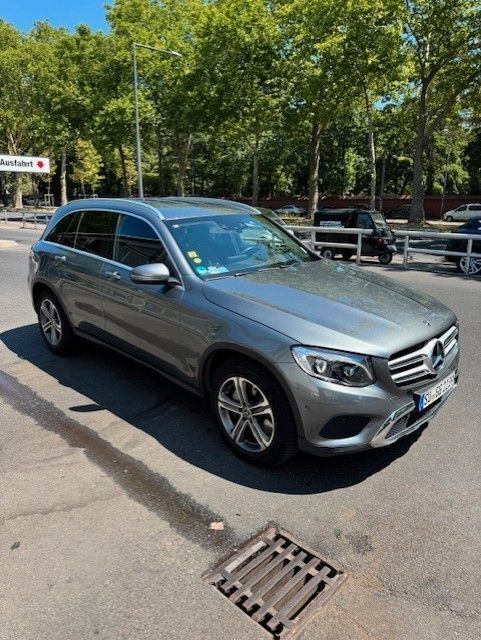 Grau Gebraucht 2017 Mercedes GLC220 SUV | 23.500 € (Superpreis) - Bild 1/4