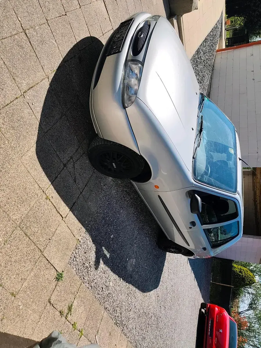 Używany Ford Fiesta Style 75 KM (55 kW) 1999 Srebrny Hatchback