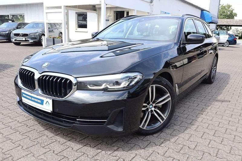 Black sapphire metallic Gebraucht 2021 BMW 520 Kombi | 24.970 € (Guter Preis) - Bild 1/2