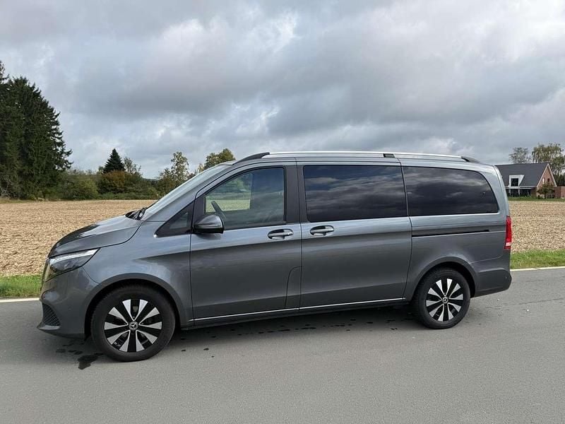Grau Gebraucht 2023 Mercedes V250 Avantgarde Edition Van / Kleinbus | 55.900 € (Superpreis) - Bild 1/4