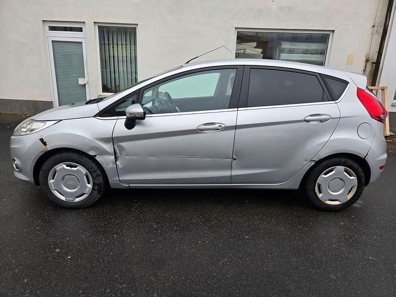 Gebraucht Ford Fiesta Trend 95 PS (69 kW) 2011 Silber Limousine