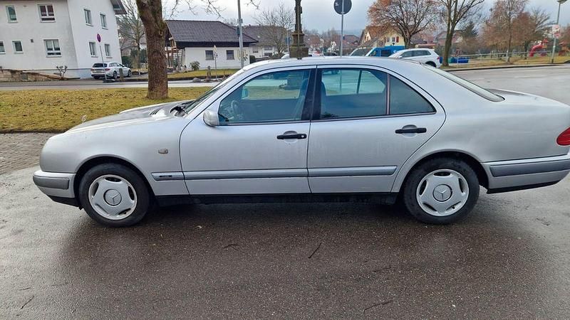 Gebraucht Mercedes E220 Classic 102 PS (75 kW) 1998 Silber Limousine