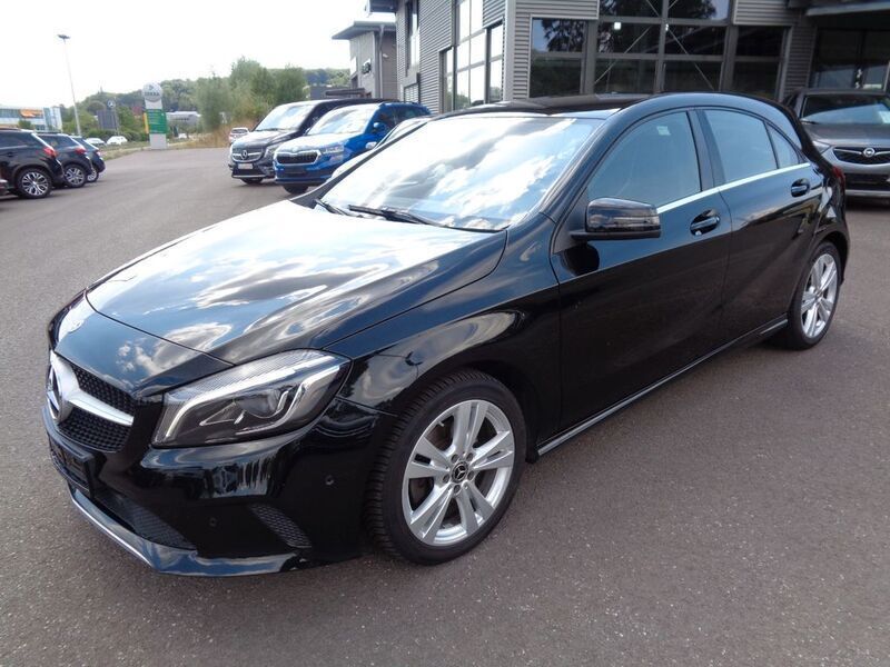 Schwarz Gebraucht 2017 Mercedes A200 Limousine | 20.999 € (Teuer) - Bild 1/4
