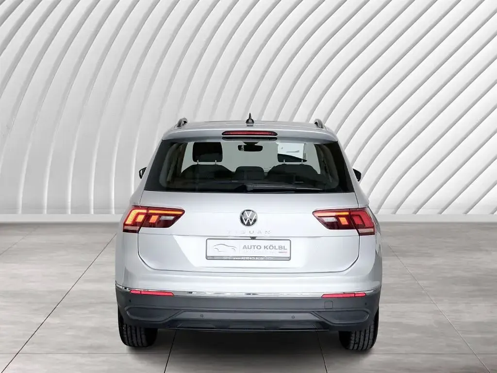 Gebraucht VW Tiguan Life 150 PS (110 kW) 2023 Reflexsilber metallic SUV