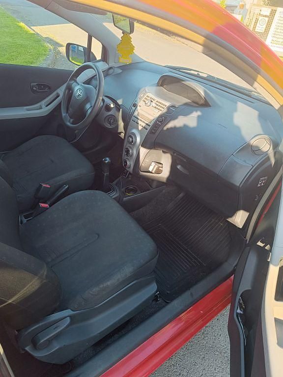 Gebraucht Toyota Yaris 69 PS (50 kW) 2006 Rot Limousine