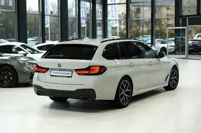 Gebraucht BMW 520 M Sport 190 PS (139 kW) 2023 Alpinweiss iii Kombi