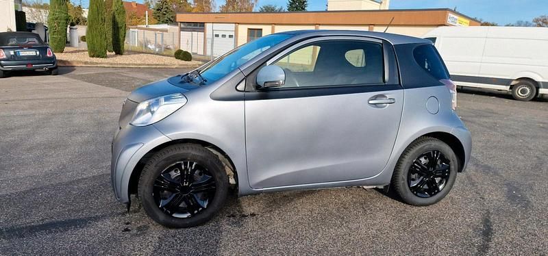 Grau Gebraucht 2012 Toyota iQ Kleinwagen | 3.699 € (Fairer Preis) - Bild 1/4