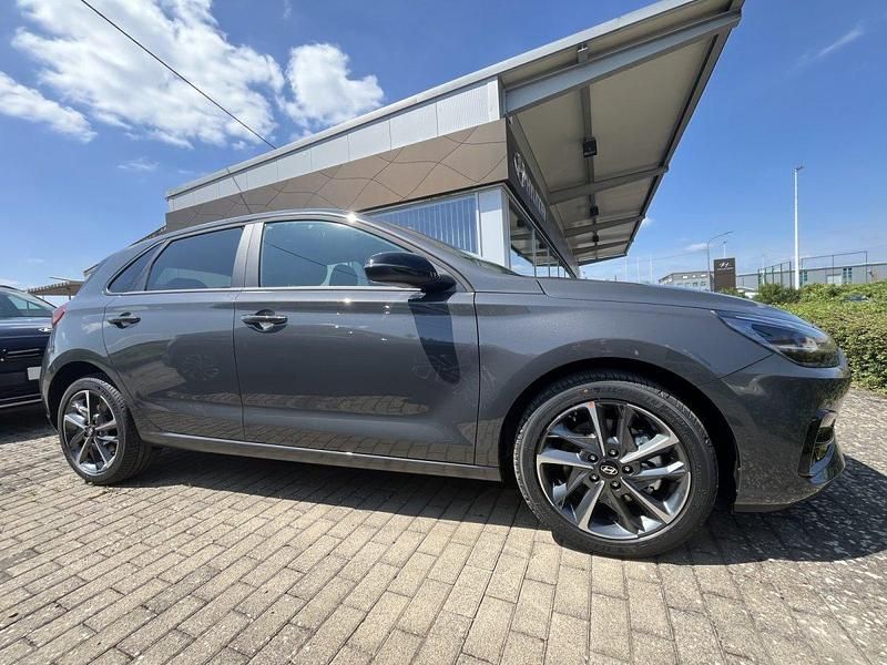 Gebraucht Hyundai i30 Advantage 140 PS (102 kW) 2025 Ecotronic grey Limousine