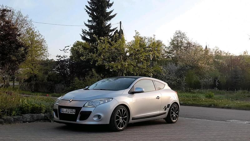 Silber Gebraucht 2025 Renault Mégane Coupé Dynamique Coupé | 4.900 € - Bild 1/4
