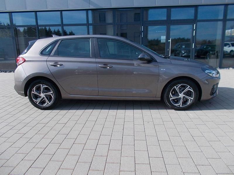 Gebraucht Hyundai i30 Select 120 PS (88 kW) 2022 Braun Limousine