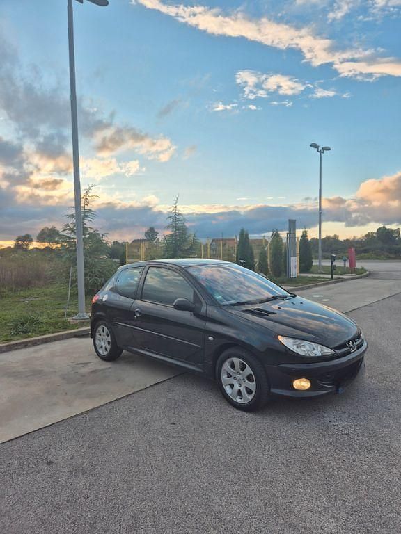 Schwarz Gebraucht 2006 Peugeot 206 Tendance Limousine | 2.050 € (Etwas zu teuer) - Bild 1/4