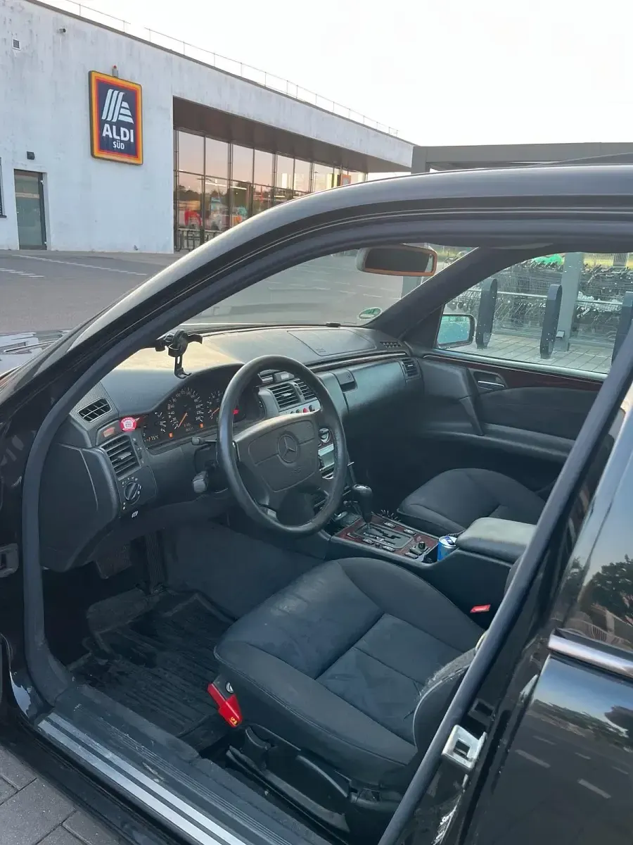 Gebraucht Mercedes E200 136 PS (100 kW) 1998 Schwarz Limousine