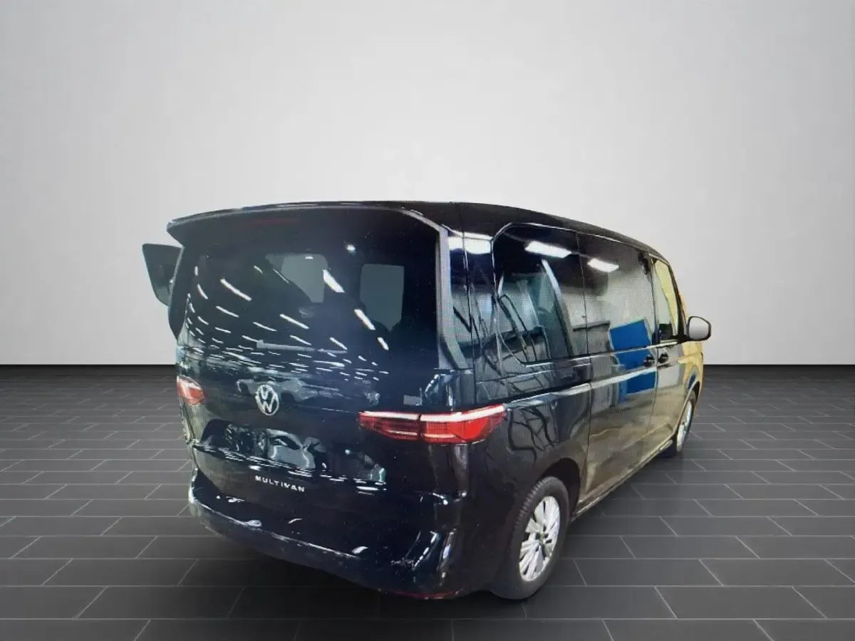 Gebraucht VW Multivan Life 150 PS (110 kW) 2024 Deep black perleffekt (metallic) Van / Kleinbus