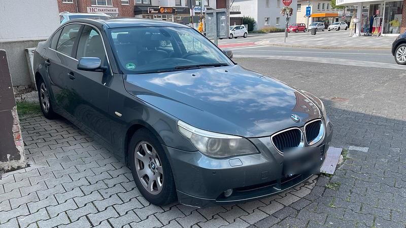 Grau Gebraucht 2004 BMW 520 Limousine | 2.299 € (Guter Preis) - Bild 1/4