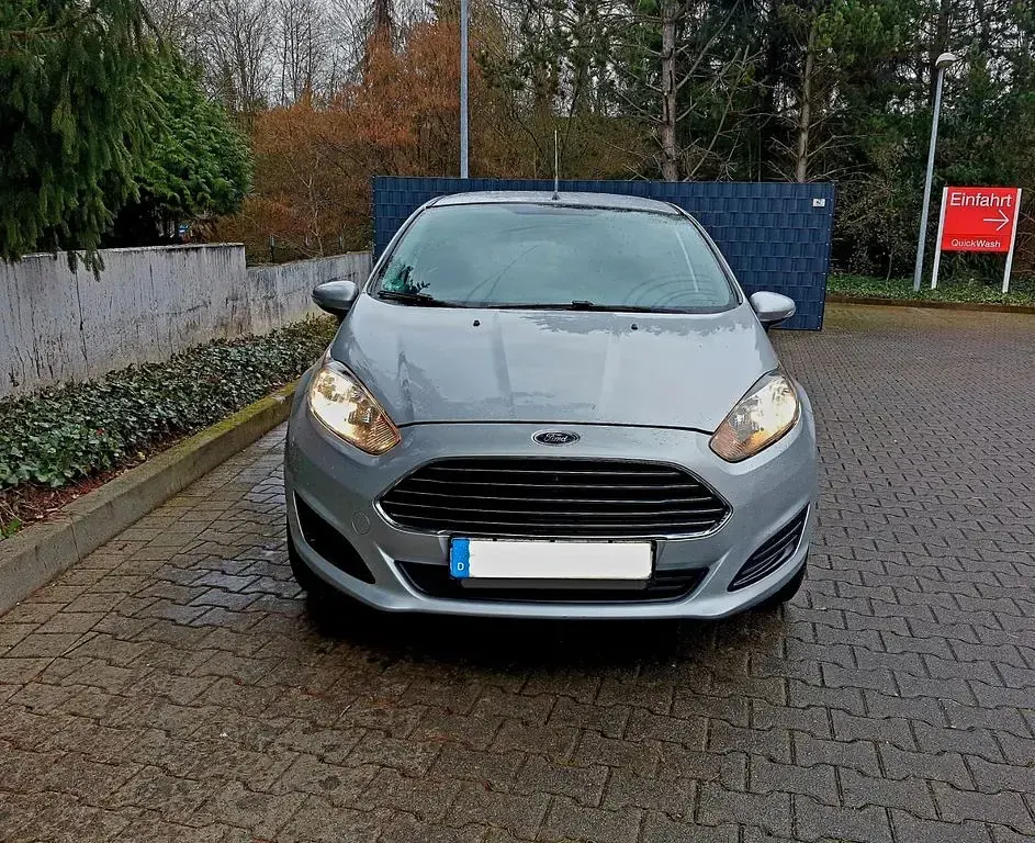 Gebraucht Ford Fiesta 82 PS (60 kW) 2015 Silber Kleinwagen