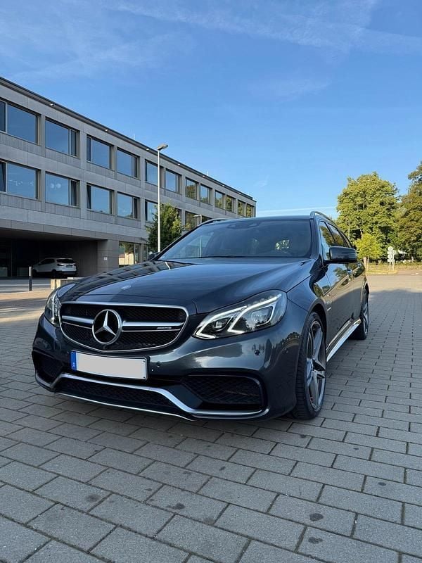 Grau Gebraucht 2016 Mercedes E63S AMG AMG Kombi | 52.000 € (Fairer Preis) - Bild 1/4