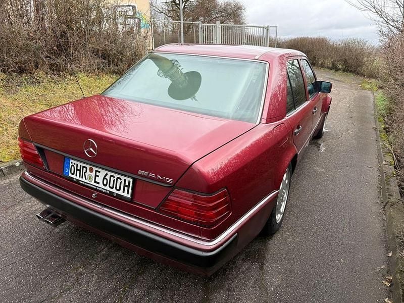 Używany Mercedes E500 326 KM (239 kW) 1991 Czerwony Sedan/Limuzyna