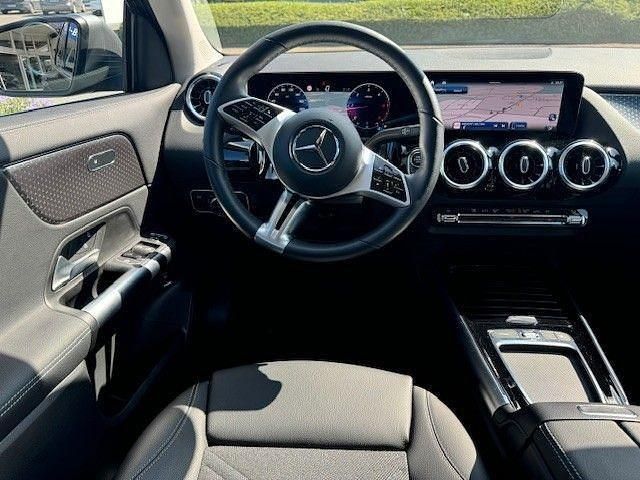 Gebraucht Mercedes GLA200 Advanced Plus 163 PS (119 kW) 2024 Mountaingrau SUV