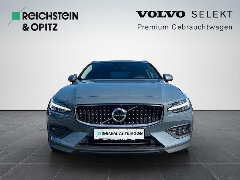 Gebraucht Volvo V60 CC Plus 197 PS (144 kW) 2023 Thunder grey Kombi