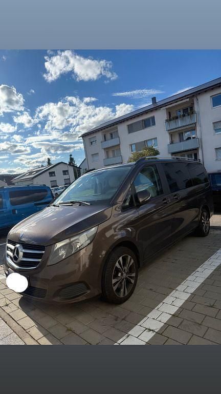Braun Gebraucht 2014 Mercedes V250 Avantgarde Van / Kleinbus | 28.750 € (Fairer Preis) - Bild 1/4