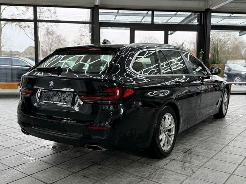 Gebraucht BMW 520 Basis 190 PS (139 kW) 2022 Black sapphire metallic Kombi