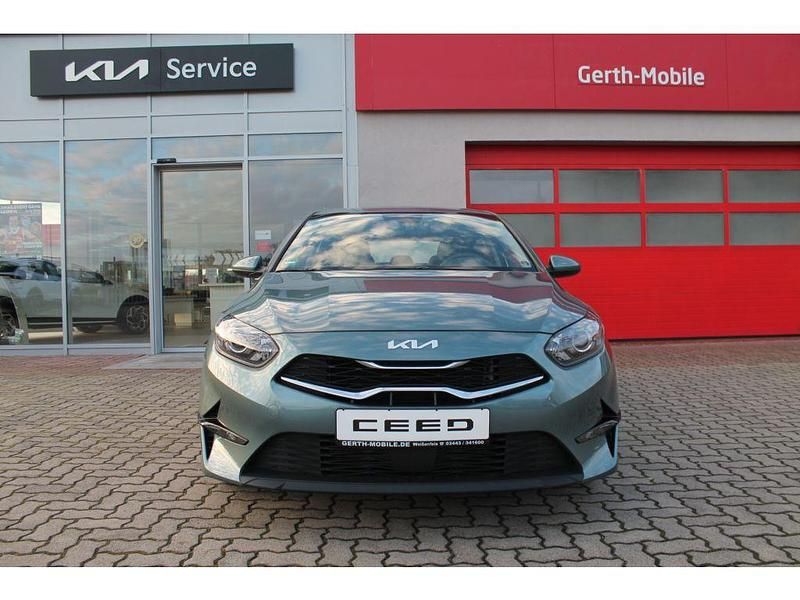 Gebraucht Kia Ceed 120 PS (88 kW) 2024 Yuka steel grey Kleinwagen