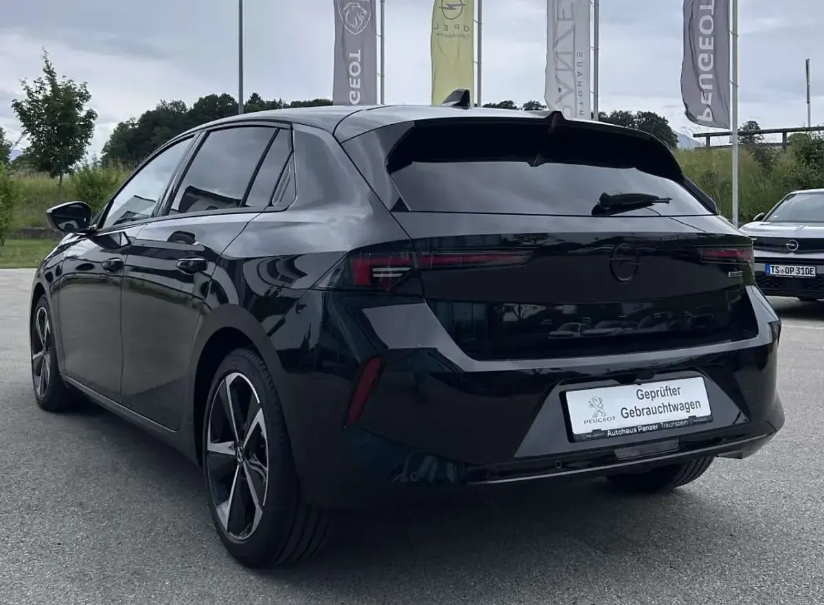 Gebraucht Opel Astra 136 PS (100 kW) 2024 Karbon schwarz metallic Kleinwagen