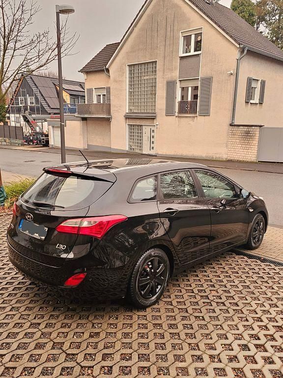 Gebraucht Hyundai i30 99 PS (72 kW) 2014 Schwarz Kombi
