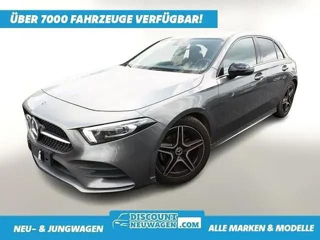 Mountaingrau metallic Gebraucht 2019 Mercedes A200 AMG line Limousine | 27.875 € (Fairer Preis) - Bild 1/4