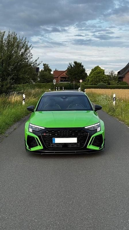 Grün Gebraucht 2023 Audi RS3 Ambiente Kleinwagen | 59.990 € (Fairer Preis) - Bild 1/4