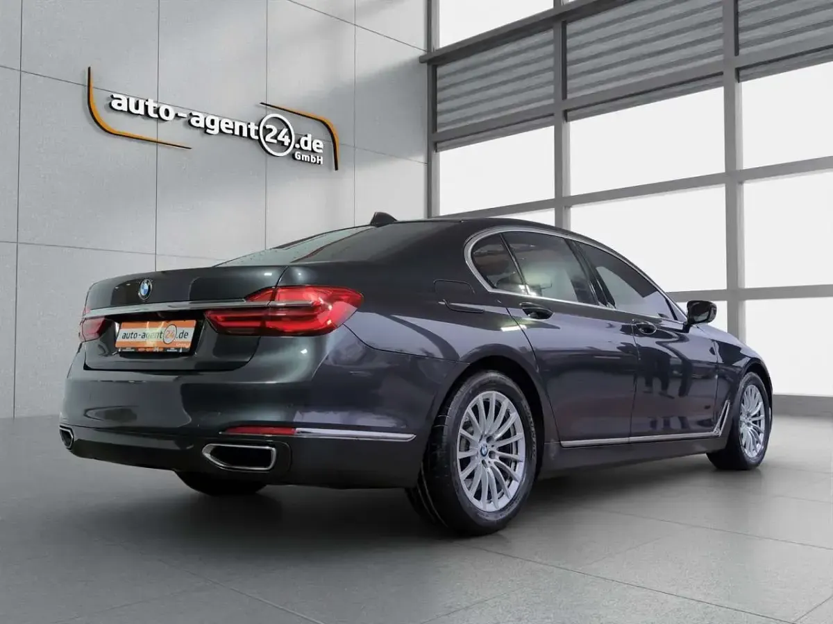 Gebraucht BMW 750 449 PS (330 kW) 2017 Sophistograu metallic Limousine