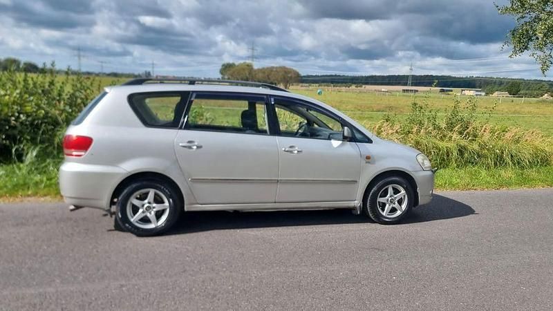 Silber Gebraucht 2003 Toyota Avensis Verso Van / Kleinbus | 4.600 € - Bild 1/4