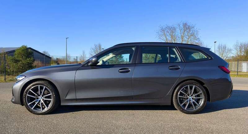 Grau Gebraucht 2020 BMW 320 Sport Line Kombi | 22.599 € (Superpreis) - Bild 1/4