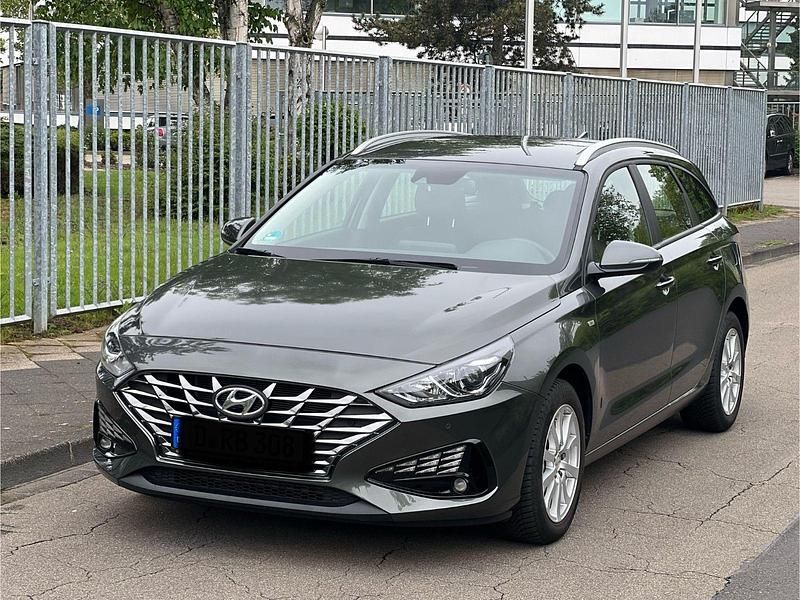 Grau Gebraucht 2023 Hyundai i30 Advantage Kombi | 19.000 € (Superpreis) - Bild 1/4