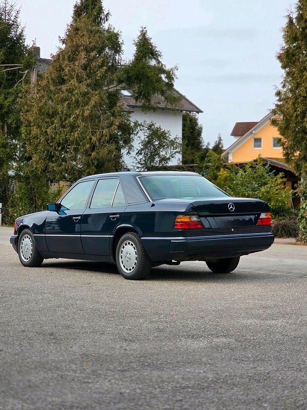 Gebraucht Mercedes E200 118 PS (86 kW) 1990 Blau Limousine