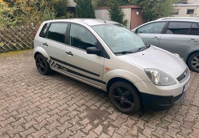 Gebraucht Ford Fiesta 90 PS (66 kW) 2006 Silber Kleinwagen