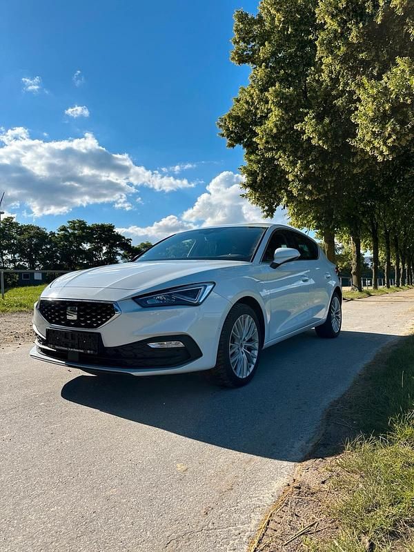 Weiß Gebraucht 2020 Seat Leon XCELLENCE Limousine | 17.650 € (Guter Preis) - Bild 1/4