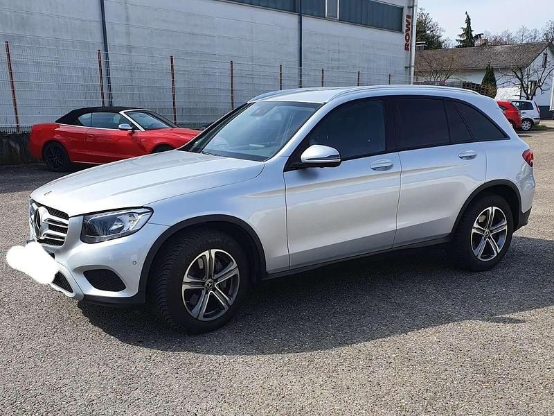 Grau Gebraucht 2017 Mercedes GLC250 SUV | 24.800 € (Fairer Preis) - Bild 1/4
