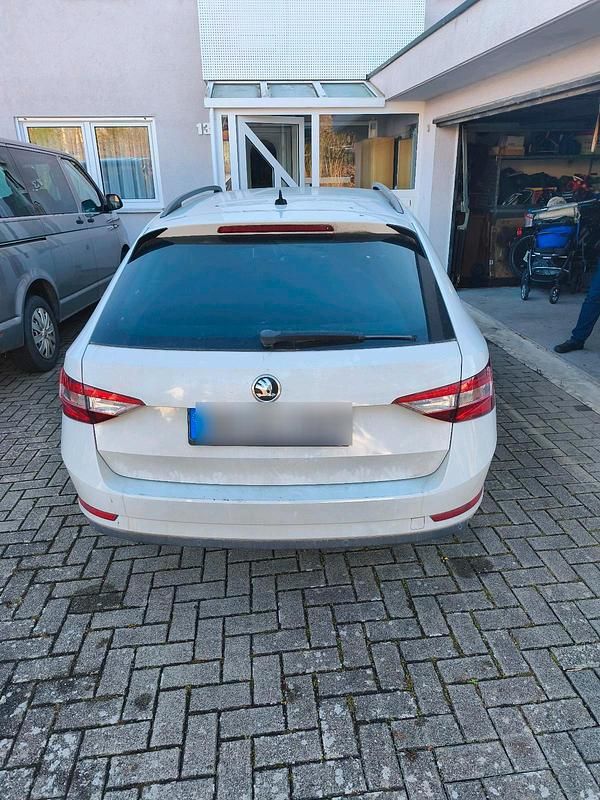 Weiß Gebraucht 2016 Skoda Superb Kombi | 11.000 € (Fairer Preis) - Bild 1/4