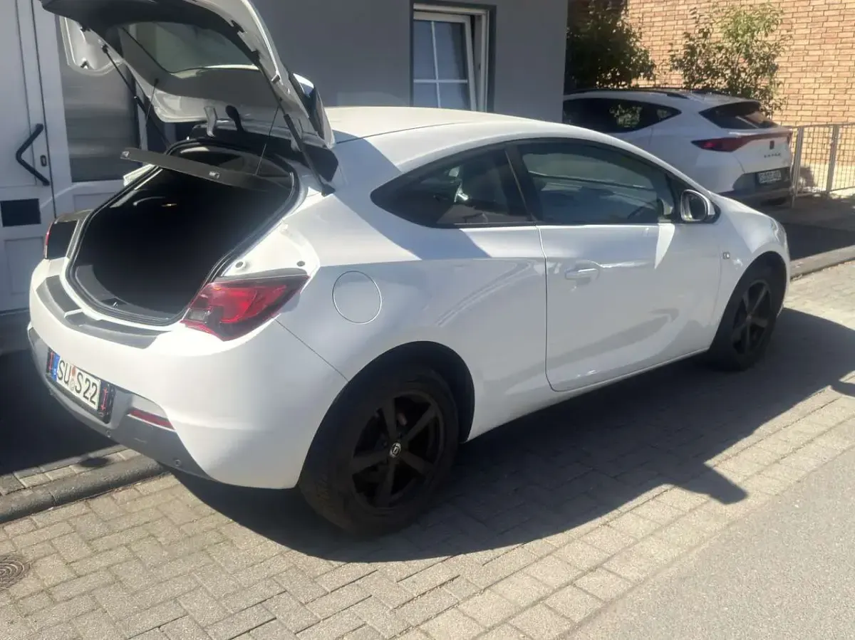 Usado Opel Astra Edition 140 HP (102 kW) 2012 Coupé