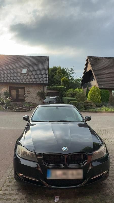 Gebraucht BMW 320 181 PS (133 kW) 2010 Schwarz Limousine